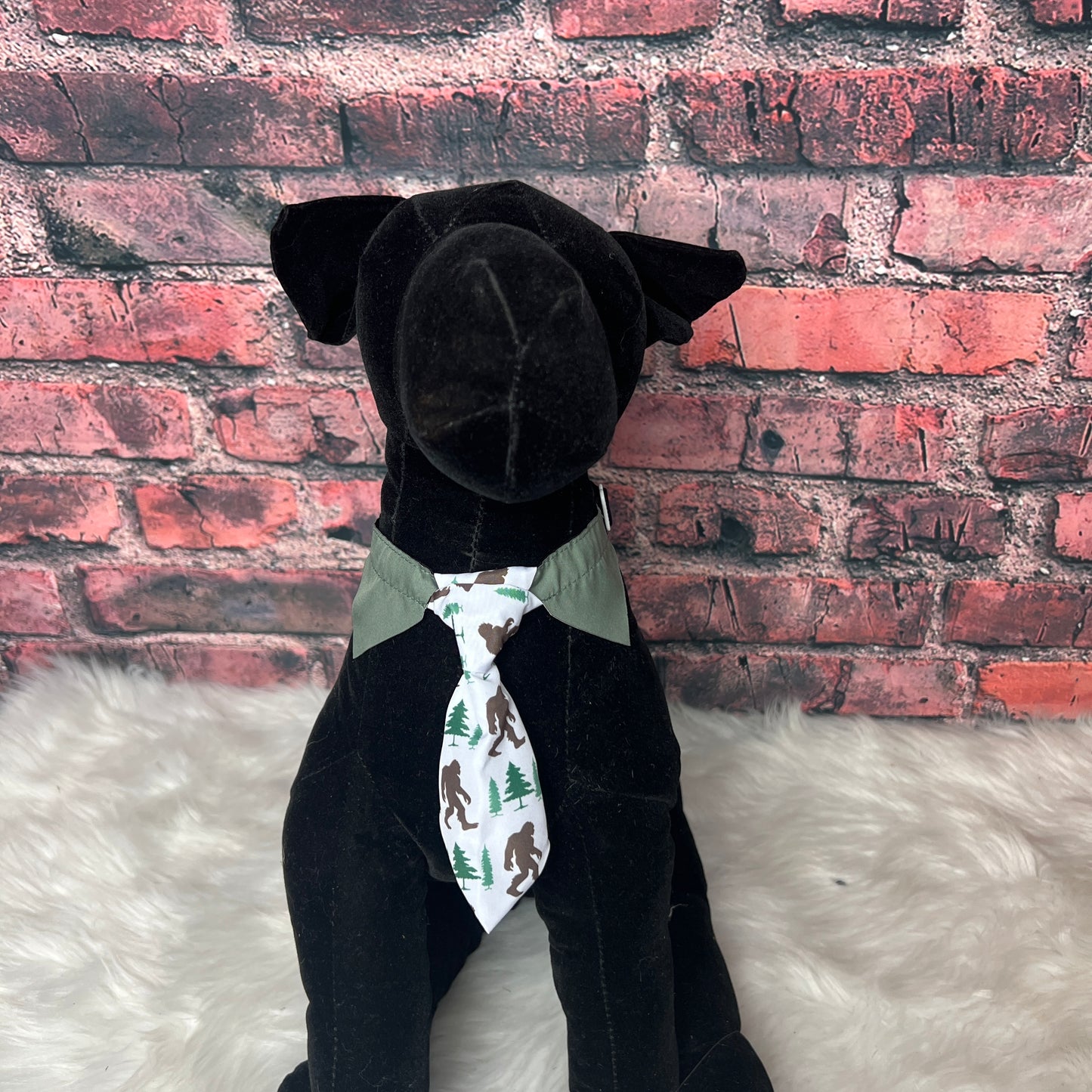 SASQUATCH WITH TREES SHIRT COLLAR TIE SMALL - 4 PACK