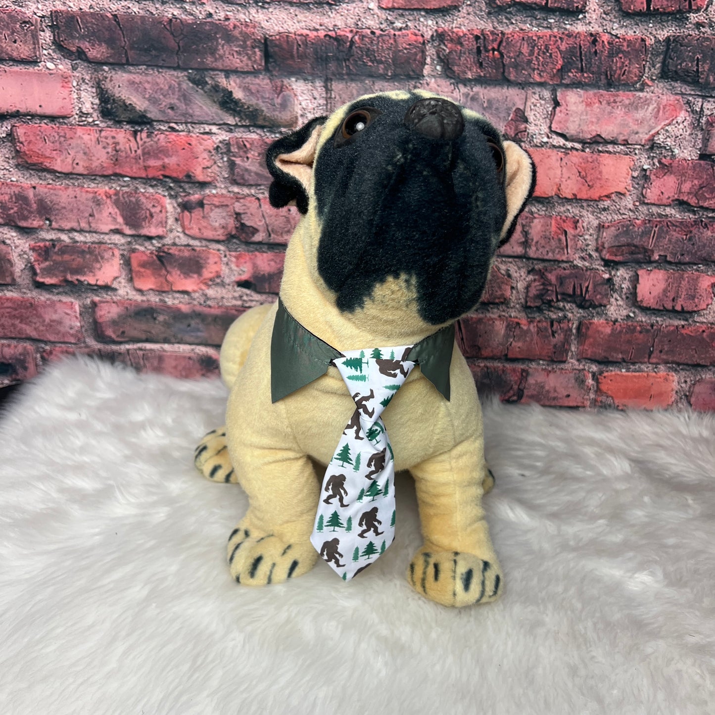 SASQUATCH WITH TREES SHIRT COLLAR TIE LARGE - 4 PACK