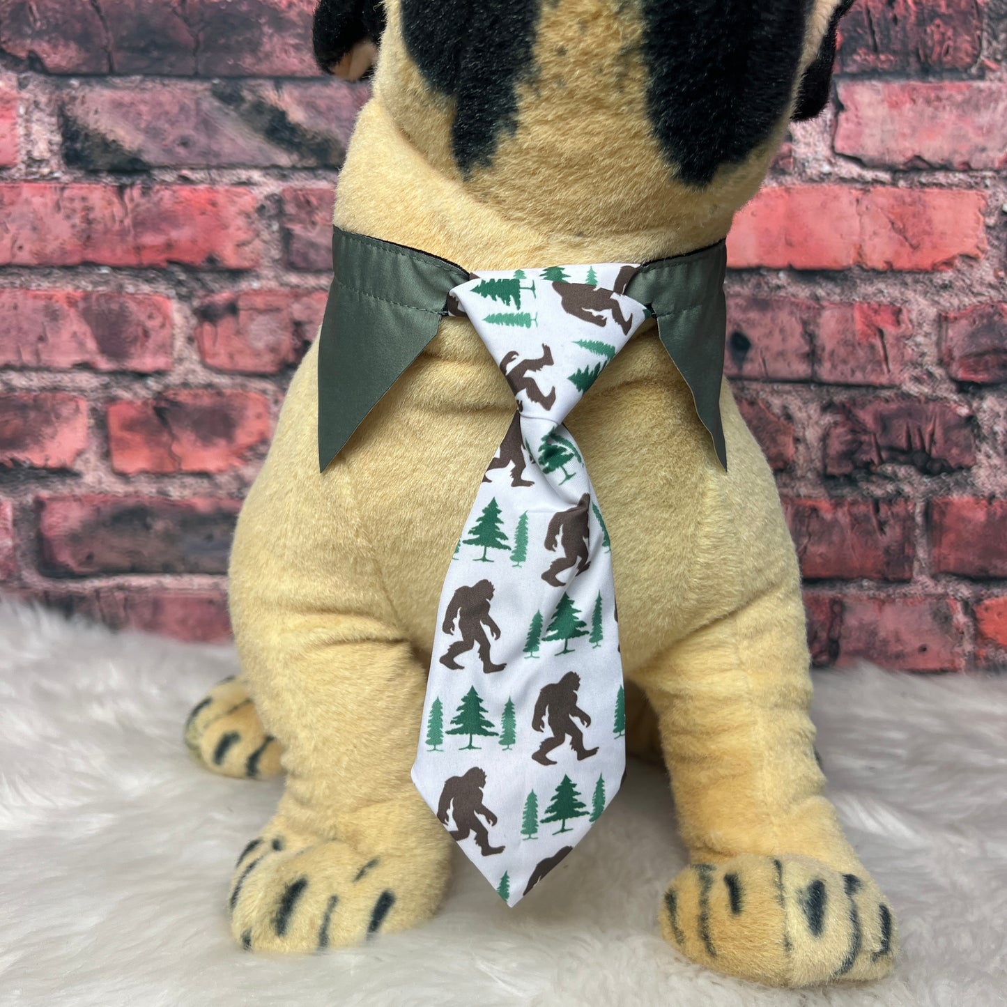 SASQUATCH WITH TREES SHIRT COLLAR TIE LARGE - 4 PACK